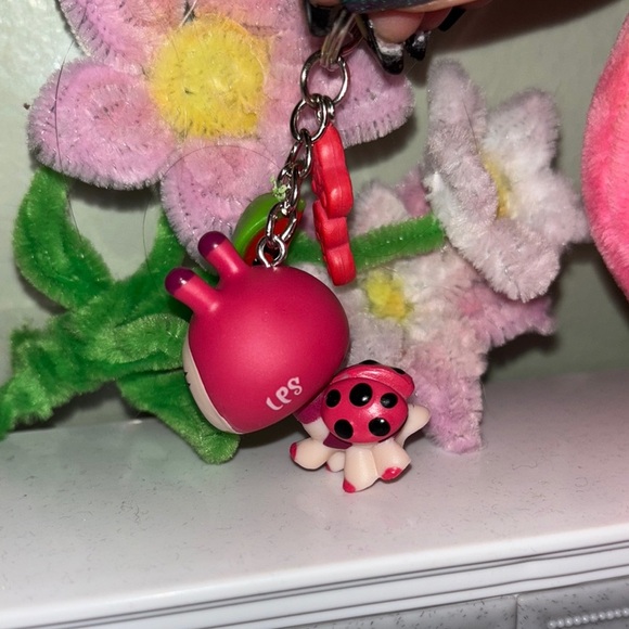 Cute littlest pet shop lady bug gen 4 series 3 Keychain with Flower Charm - Picture 3 of 7